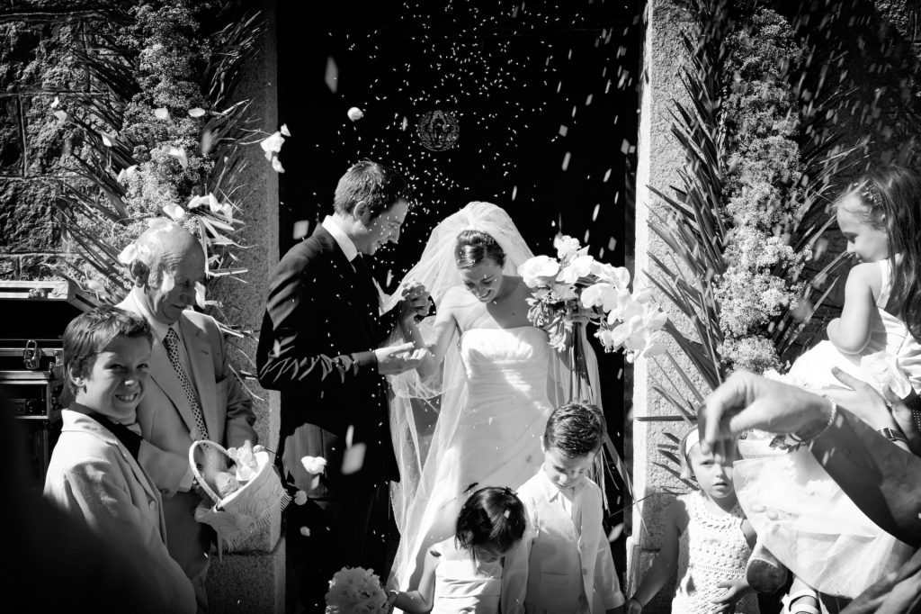 Mariage couple sortie d’Église
